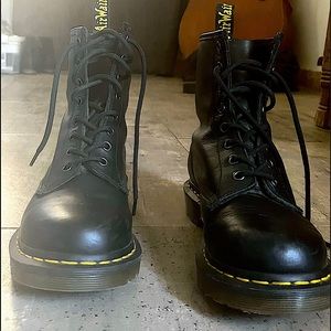 Dr Martens Size 39 Air Wair 8-Eye 1460 Black Leather Punk Combat Boot like new.